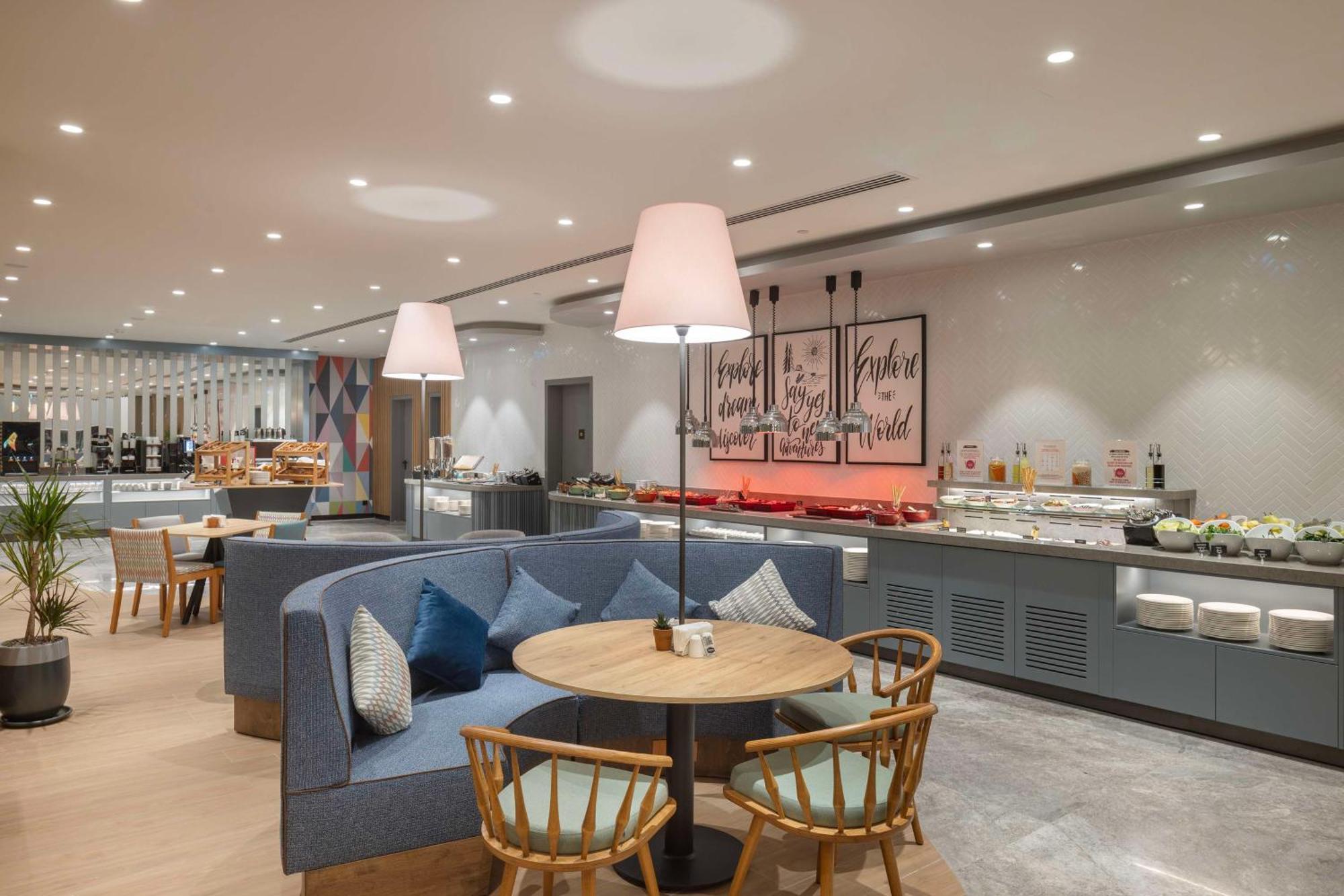 Otel Hampton By Hilton Airport 4*