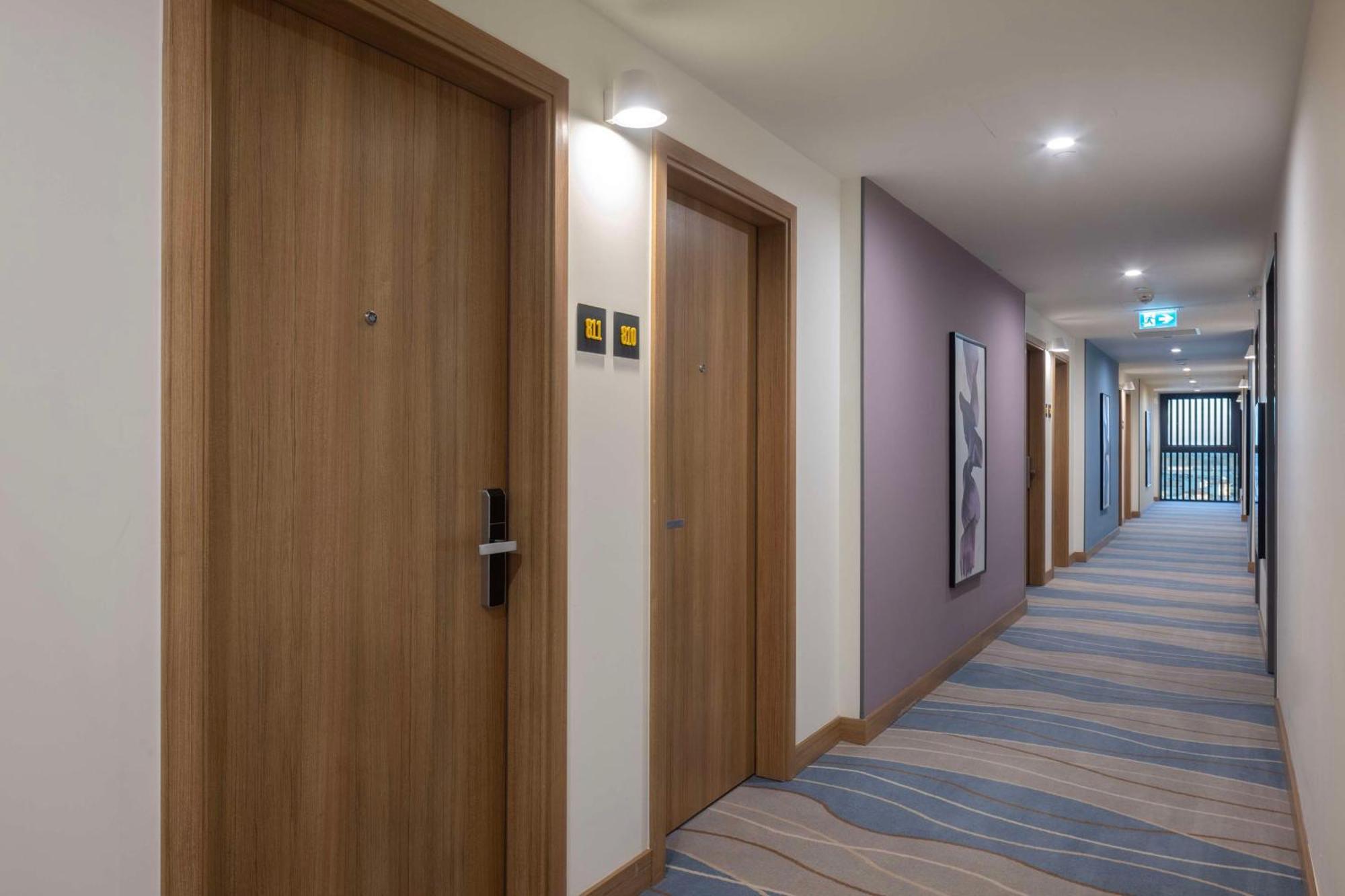 Otel Hampton By Hilton Airport 4*