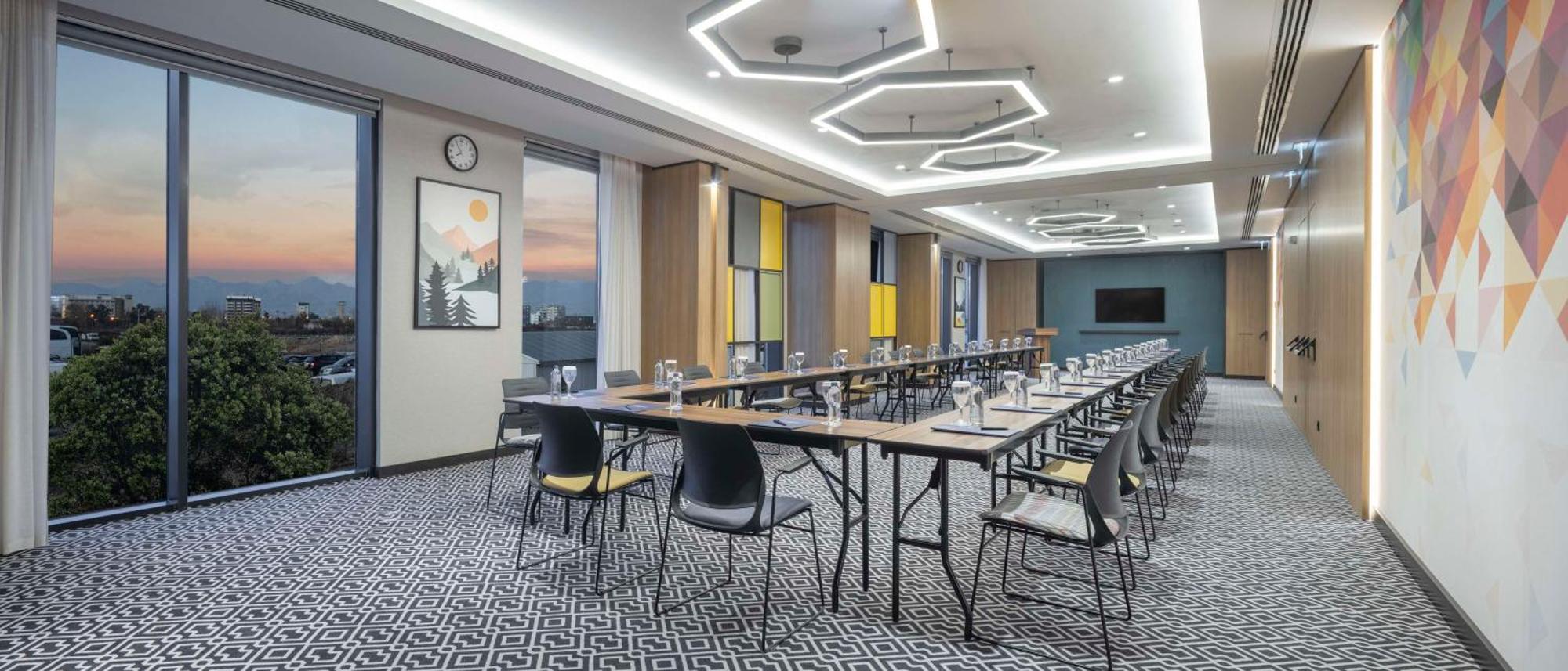 Otel Hampton By Hilton Airport 4*