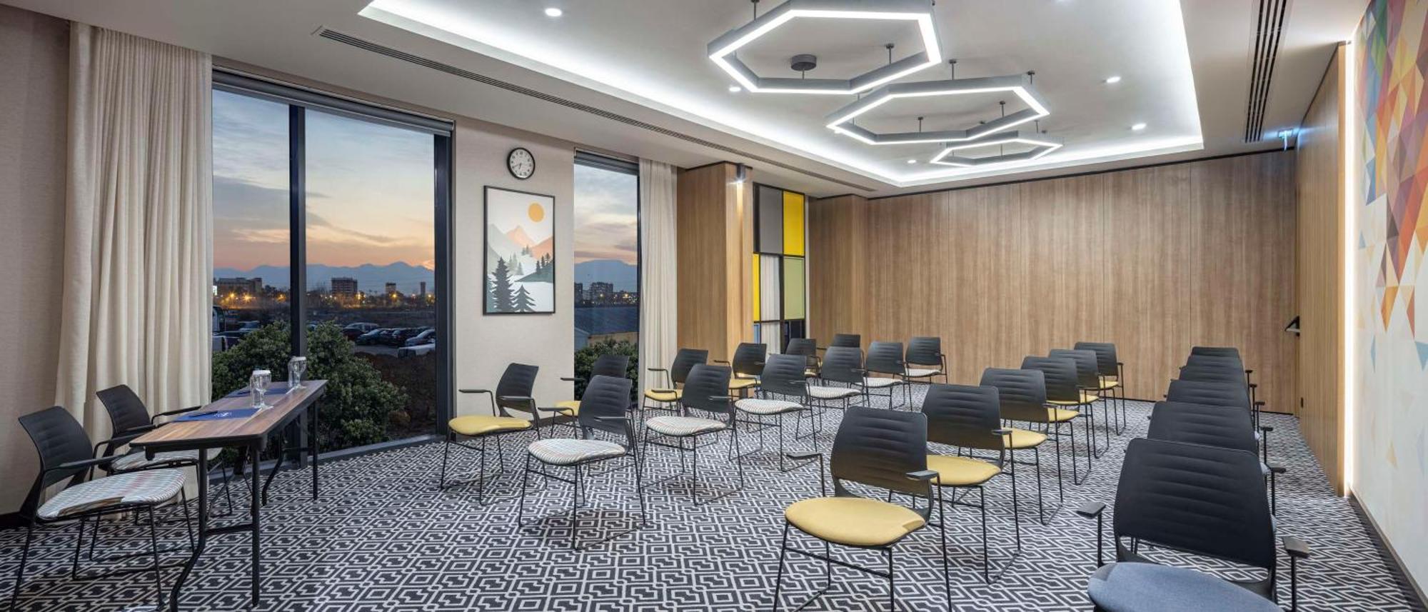 Hampton By Hilton Airport Otel 4*