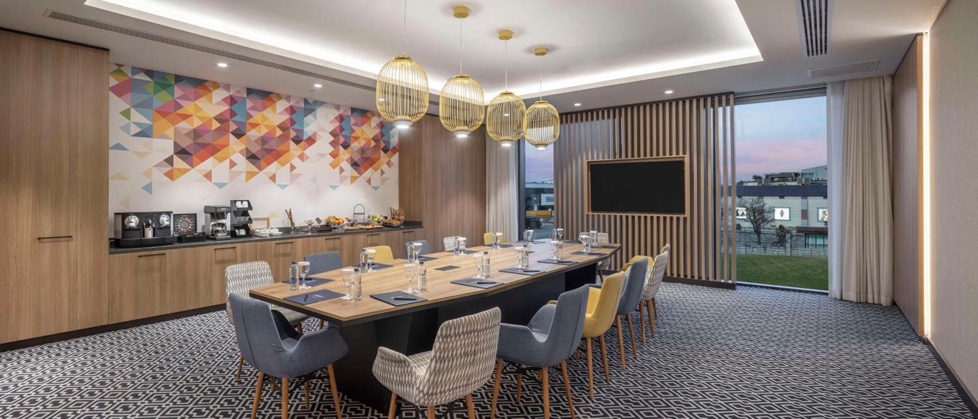 Otel Hampton By Hilton Airport 4*