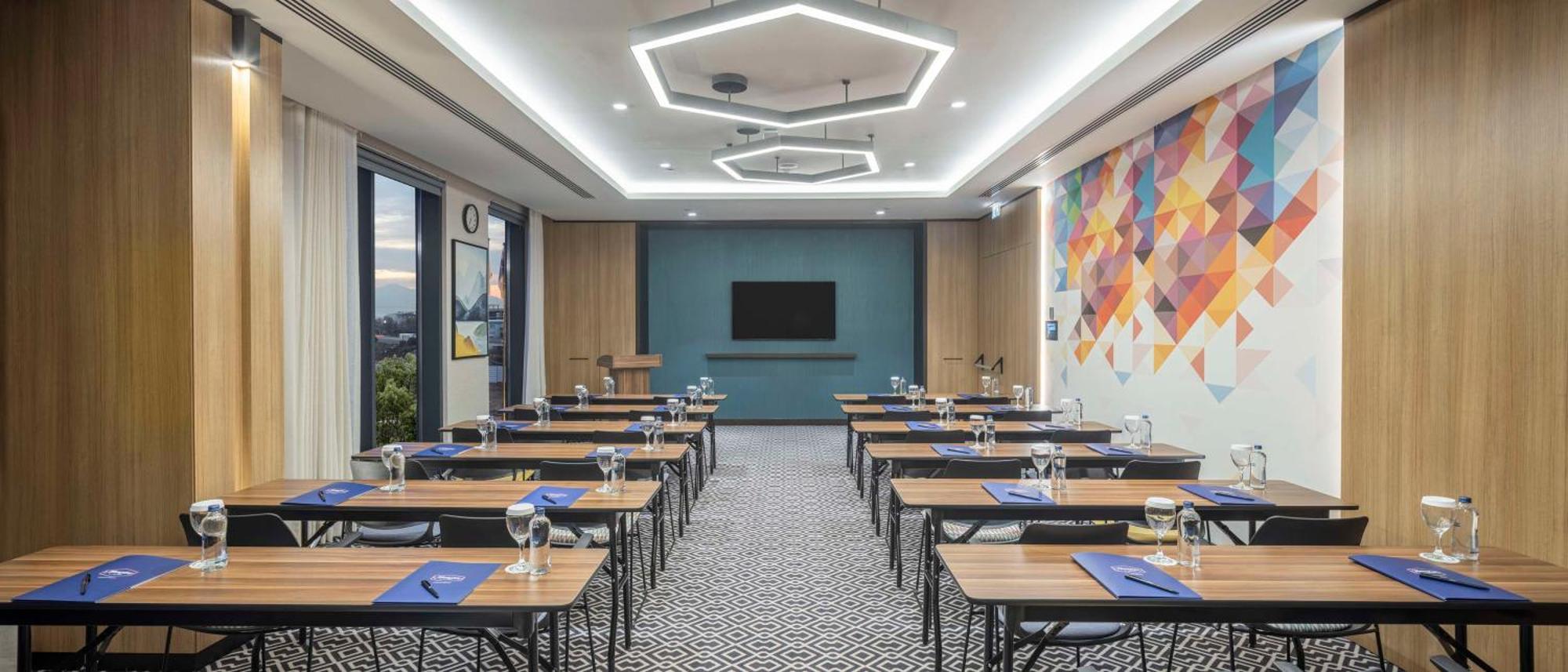 Hampton By Hilton Airport Otel 4*