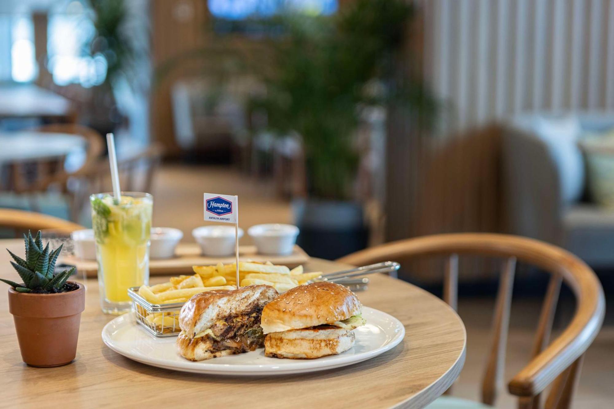 Otel Hampton By Hilton Airport 4*